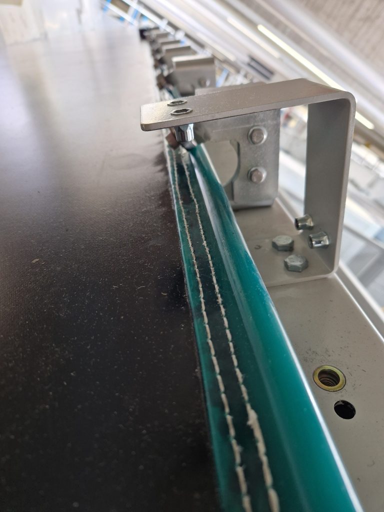 Transportband mit seitlichem halt