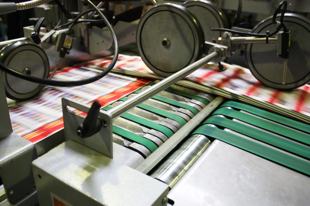 Ein Förderband mit frisch gedruckten Magazinen in einer ukrainischen Druckerei.