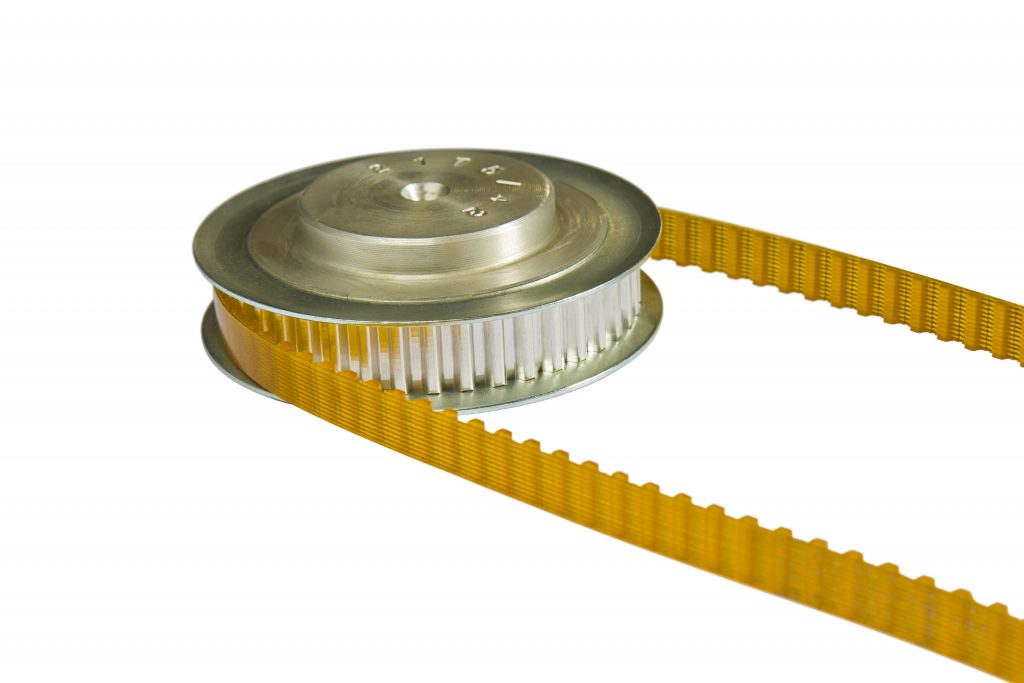 Ein PU-Zahnriemen (Polyurethan) mit zugehöriger Riemenscheibe (Pulley), freigestellt auf weißem Hintergrund.